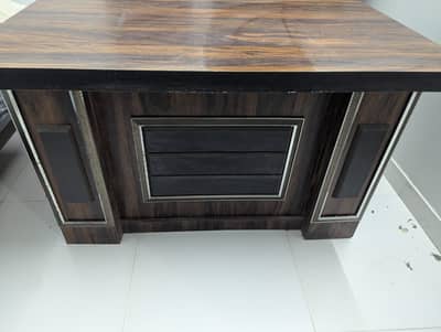 4x2.5 office table for sell and chair