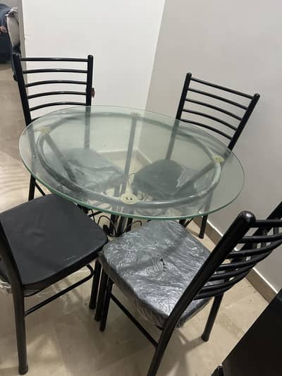 Very good dining table with new chairs