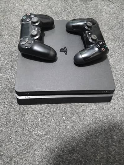 Ps4 Slim ,  2 original controller, 11 Games