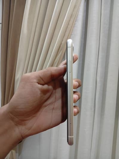 iPhone 11 mint condition 10/10 all okay bettry health 85,