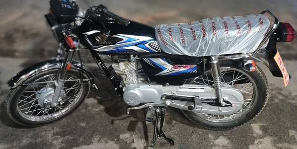 new zero meter Honda 125 showroom se ghar tak aaya hai