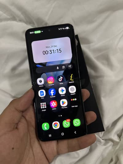 Z flip 4 official pta approved 8/256 graphite black