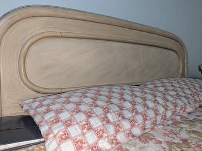 queen bad with side table