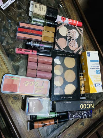 Deal of 22 items just 1800