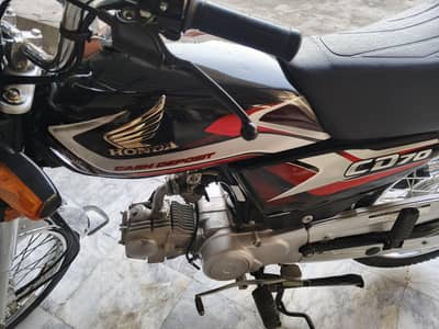 Honda CD 70 black color lush and genwain condition 2025 model. . . . . .