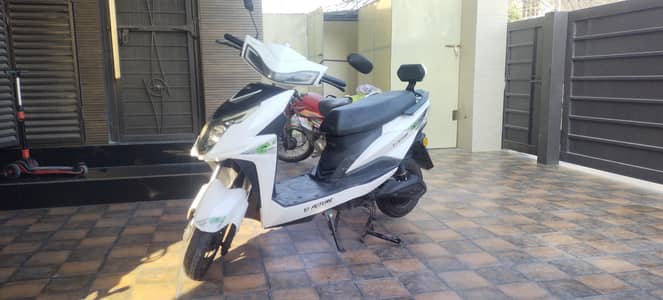 YJ future green power Scooty