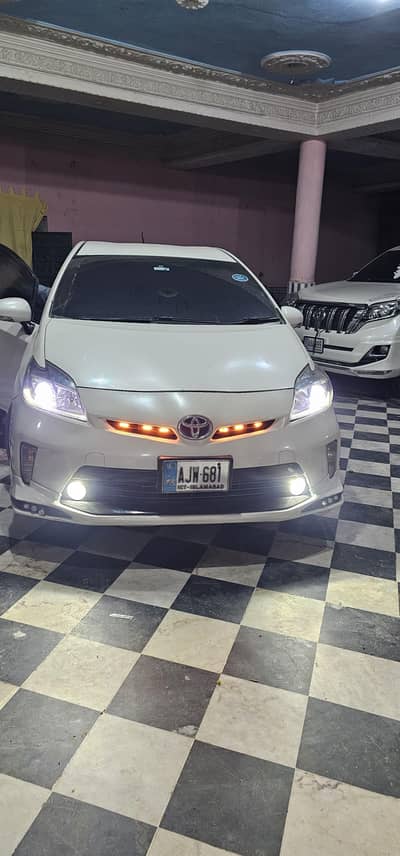 Toyota Prius 2015 2018 import and ragestared pearl white 