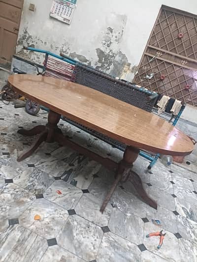 dinner table bikul fresh condition MN haa sath 6 kurseeya hain