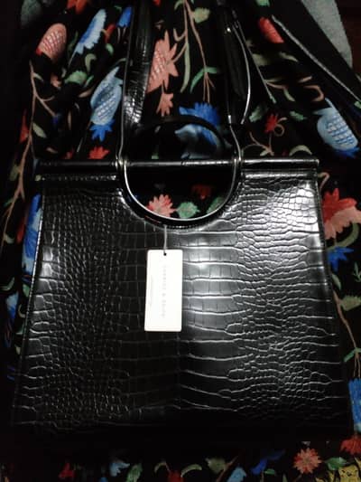 CHARLES & KEITH