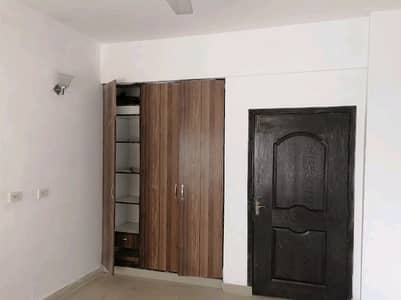 10 Marla 3 Bedrooms Luxury Flat For Rent