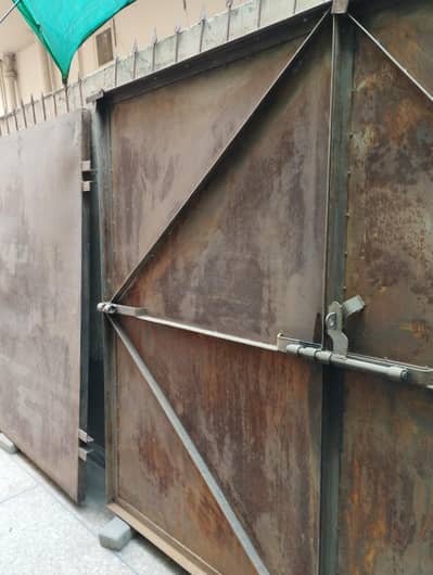 main gate (14 ft × 5.5 ft)