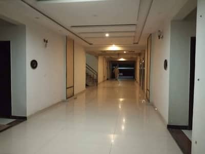 10 Marla 3 Bedrooms Flat For Sale.