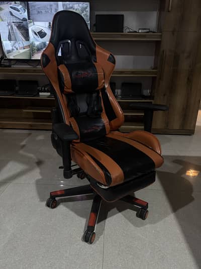 Gaming Chair + Footrest