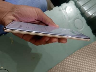 girny ki vja sy glass break hua nichy sy but touch and mobile all ok