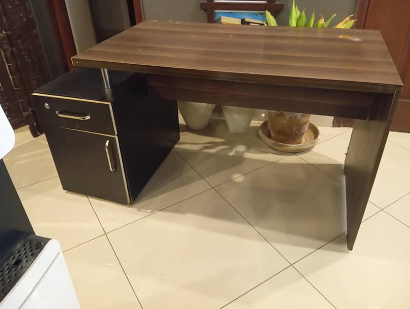 OffiCe table & chairs 0