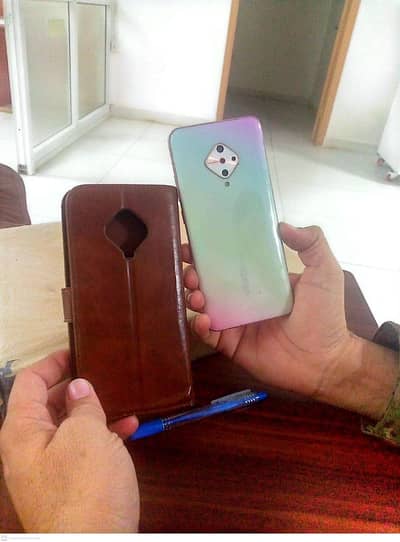 vivo s1 pro one hands use