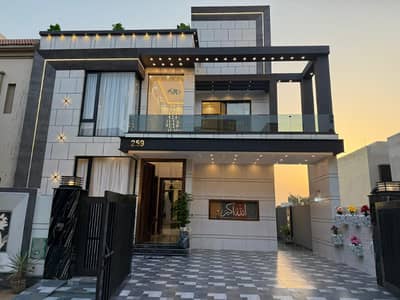 10 MARLA ULTRA LUXURY DESIGNER HOUSE | VERY NEAR PARK | MODERN DESIGN | INVESTOR RATE