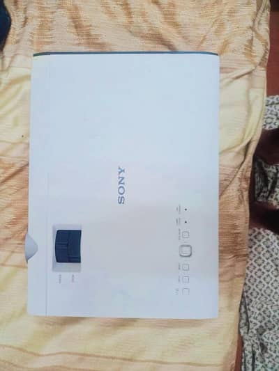 Sony VPL-DX140 Yeh projector available hy app Kay pas?