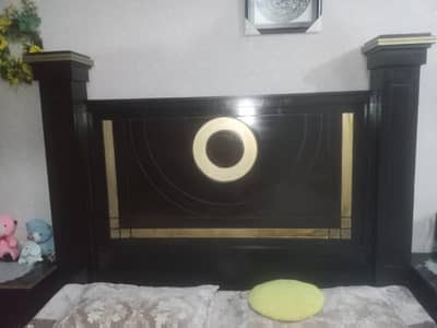 both axi wood ka bna hova ha