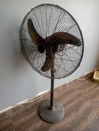 big size fan available jal gya hai fan sell krna price final hai