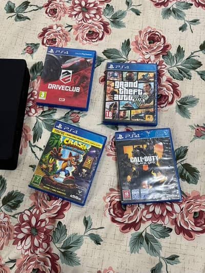 Ps4 ( 4 CD ) Gta V / drive club / crash / call of duty