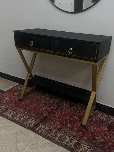 CONSOLE TABLE WITH FREE RUG