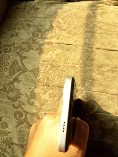 Y19s 4/128 6 months used