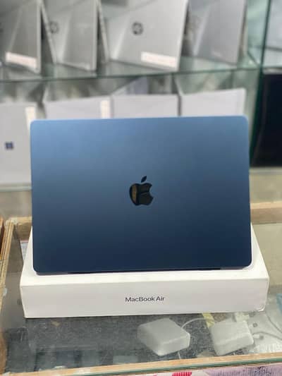 MacBook Air M4 15"   16gb ram 256gb SSD 3 cycle use with box charger