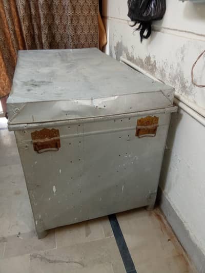 sandooq metal trunk