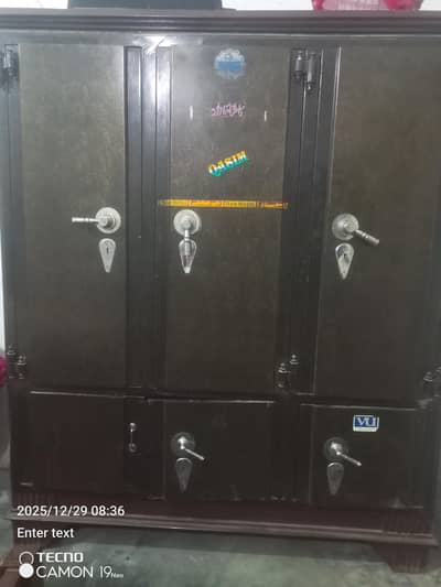 lohay ki almari 3 doors wali achi condition me availble hy