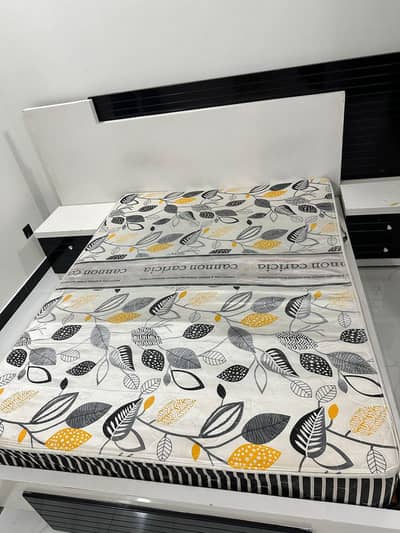 Queen size bed 5 by sary 6 without matress with 2 site tables