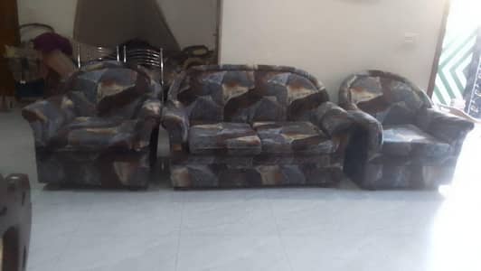 4 seater sofa set in just 18000 only serious buyers contact, neg