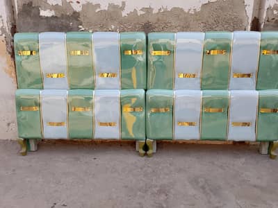 دو عدد سنگل بیڈ شیشم کی لکڑی کے پوشیش ہوئے ہوئے ہیں