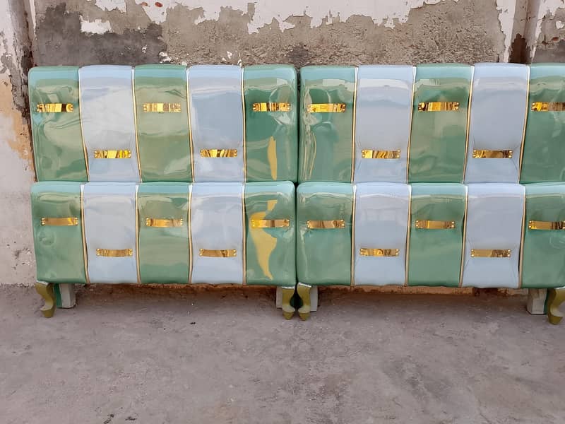 دو عدد سنگل بیڈ شیشم کی لکڑی کے پوشیش ہوئے ہوئے ہیں 0