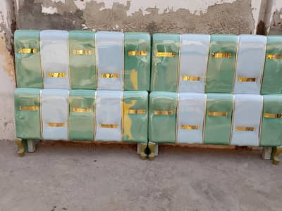 دو عدد سنگل بیڈ شیشم کی لکڑی کے پوشیش ہوئے ہوئے ہیں