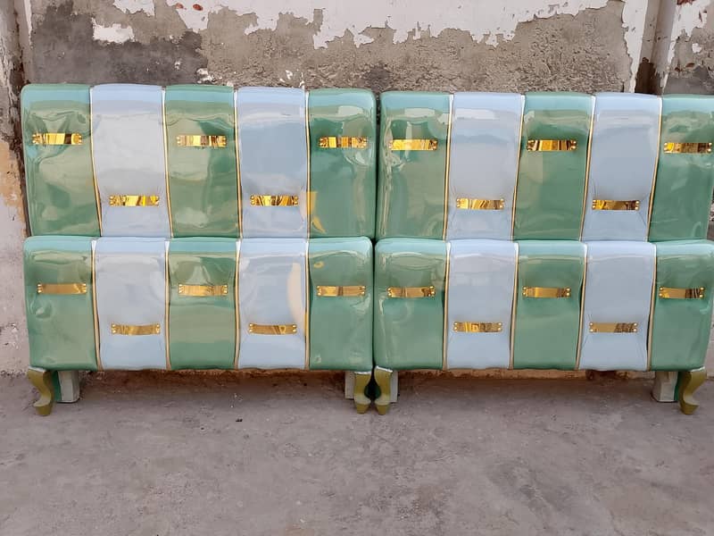 دو عدد سنگل بیڈ شیشم کی لکڑی کے پوشیش ہوئے ہوئے ہیں 2