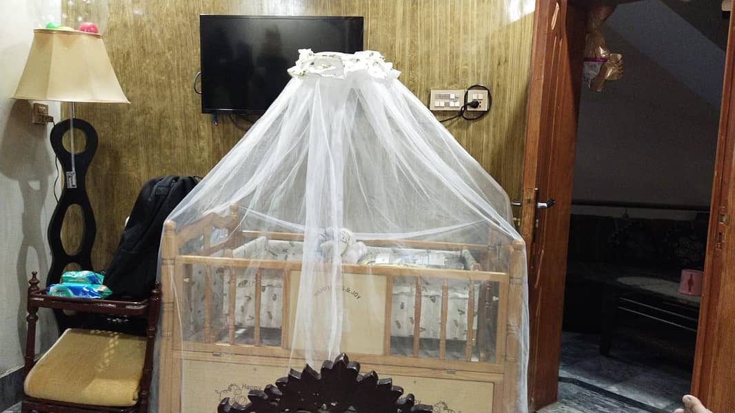  بیبی کاٹ برائے فروخت (میٹرس + مچھر دانی کے ساتھ) 0