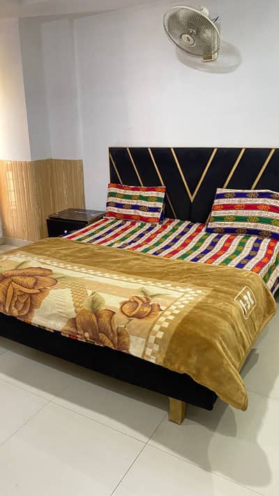 Par Day and short Time One and Two BeD Room appaertment Available for rent Bahria Town Phase 4 and 6 Empire Heights 2 family apartment any time available