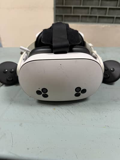 Meta Quest 3s 128GB With Power Bank in very Good condition .