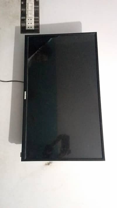 Samsung smart TV 27.5 inches