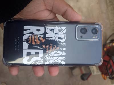 Ya mobile used ha or is ka box or charger ha or ya dual sim hai