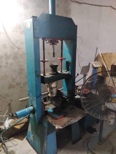Hydraulic moulding press 12 plunger