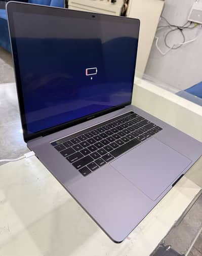 MacBook Pro i9 ( 2019 ) Ram : 32 GB Rom : 512 SSD