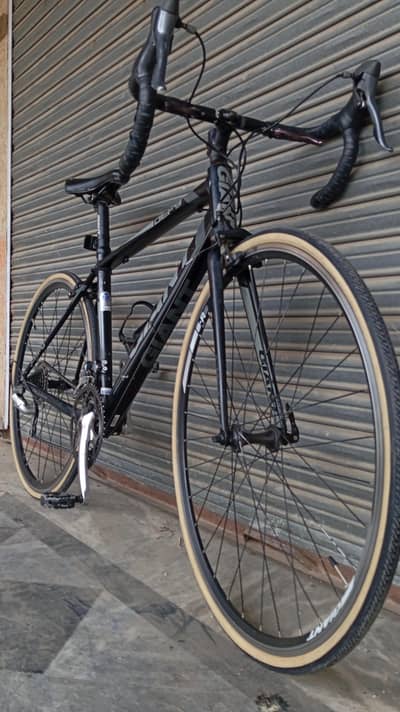 Giant DEFY endurance road bike in excellent condition