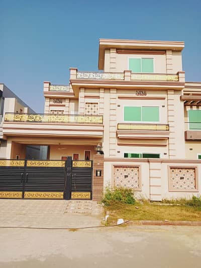 Well-Maintained 10 Marla House for Rent at an Ideal Location Stylish 10 Marla House for Rent Near All Amenities