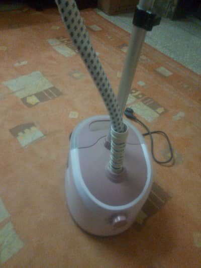 Almost New Steam Iron for Sale – Excellent Condition