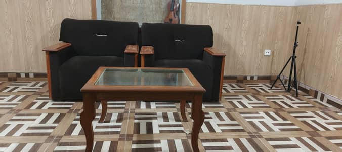 اچھی حالت میں سوفا سیٹ بمعہ سینٹر ٹیبل برائے فروخت