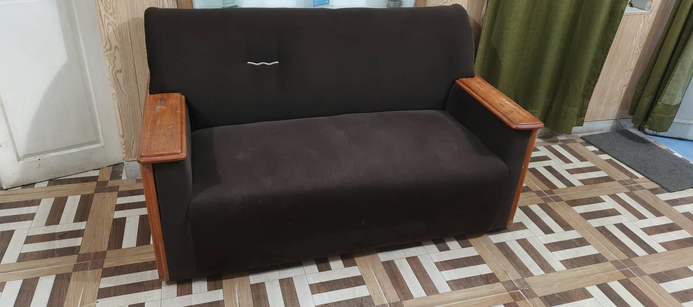 اچھی حالت میں سوفا سیٹ بمعہ سینٹر ٹیبل برائے فروخت 1