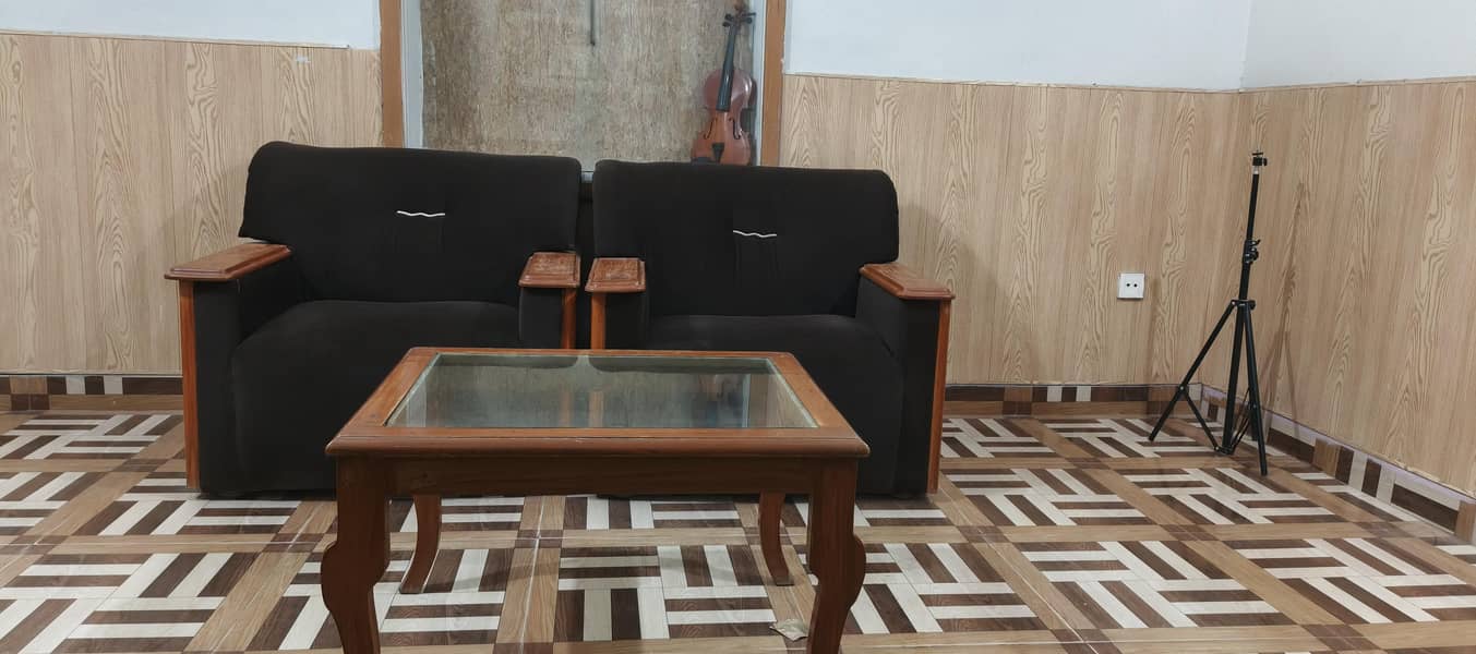 اچھی حالت میں سوفا سیٹ بمعہ سینٹر ٹیبل برائے فروخت 2