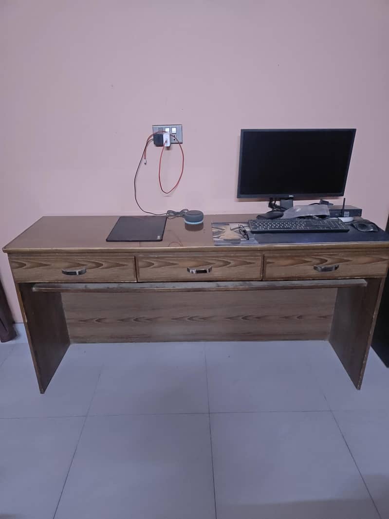 Computer Laptop Table in Excellent condition 0